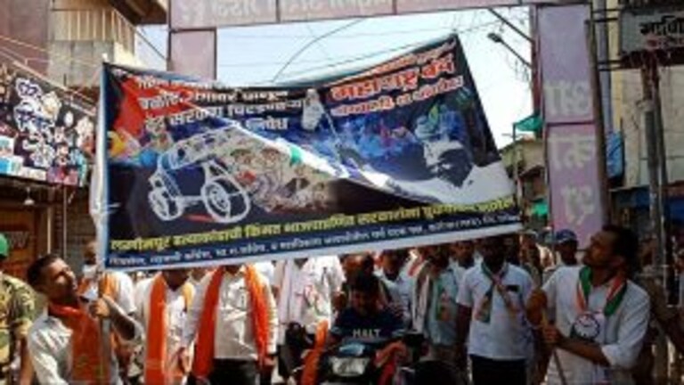 Maharashtra Bandh Live Updates:
महाविकास आघाडीचं ‘महाराष्ट्र बंद’ आंदोलन कसं आहे सुरु? Mumbai Tak
