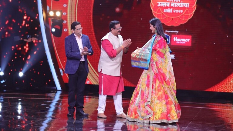 पैठणी देऊन बांदेकर भावोजींनी केला कतरीनाचा सन्मान Mumbai Tak