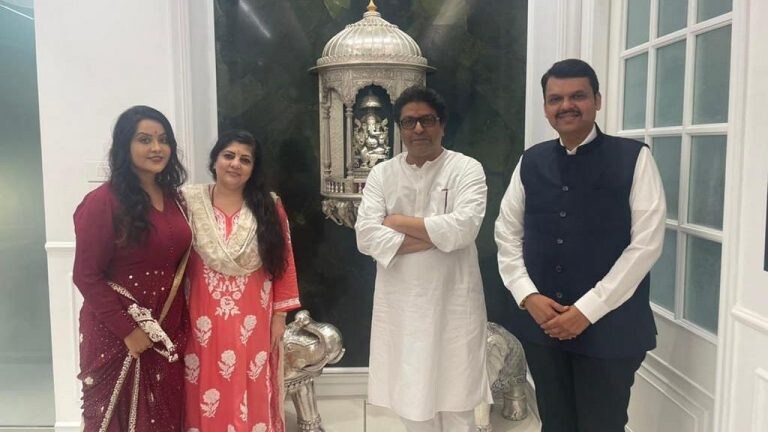 देवेंद्र फडणवीस सपत्नीक ‘शिवतीर्था’वर, राज ठाकरेंच्या भेटीचं कारण गुलदस्त्यात Mumbai Tak
