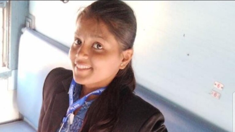 पुणे: TC चे कपडे, आयकार्ड दाखवून रेल्वेत नोकरी लावण्याचं आमिष, 2 सराईत महिला गजाआड Mumbai Tak