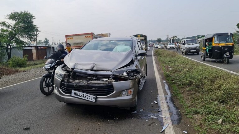 अजित पवारांच्या विश्वासू सहकाऱ्याच्या गाडीला भीषण अपघात, एअर बॅगमुळे थोडक्यात बचावले! Mumbai Tak