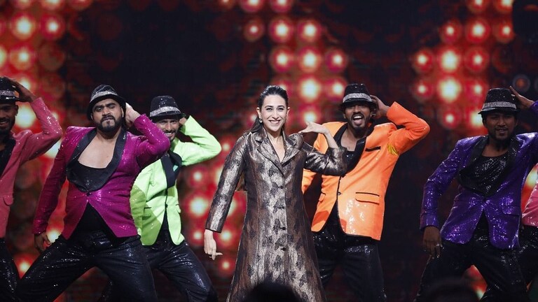 झी महागौरव २०२२ मध्ये अभिनेत्री करिष्मा कपूरने आणली धमाल Mumbai Tak