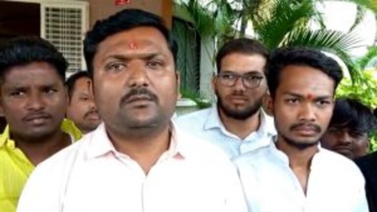 सोलापुरात राष्ट्रवादी काँग्रेसला सुरुंग, १८ पदाधिकाऱ्यांचा शिंदे गटात प्रवेश Mumbai Tak