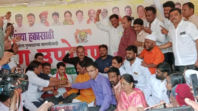एकनाथ शिंदेंचा फोन, कैलास पाटलांनी उपोषण केलं स्थगित; आंदोलनस्थाळावरुन पोहोचले शेतकऱ्यांच्या बांधावर Mumbai Tak