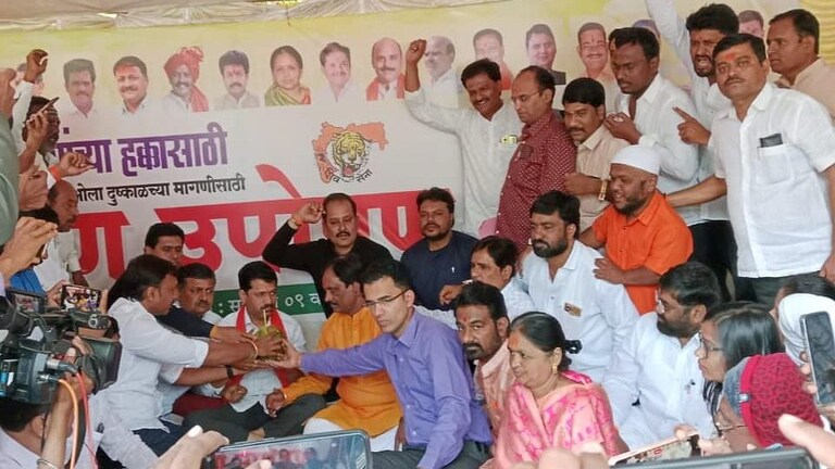 एकनाथ शिंदेंचा फोन, कैलास पाटलांनी उपोषण केलं स्थगित; आंदोलनस्थाळावरुन पोहोचले शेतकऱ्यांच्या बांधावर Mumbai Tak