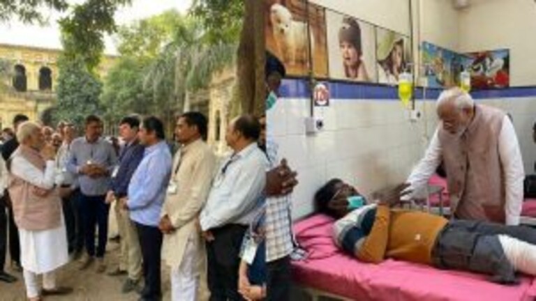 मोरबी पूल दुर्घटना स्थळी पंतप्रधान नरेंद्र मोदी! अधिकाऱ्यांना दिल्या ‘या’ सूचना Mumbai Tak