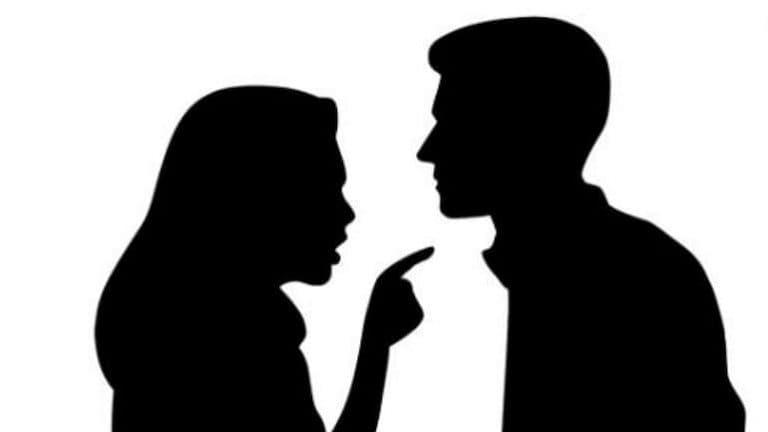 मुलाचा अभ्यास घेण्यावरून पती रागावला; पत्नीने बेडरुममध्ये घेतला गळफास Mumbai Tak
