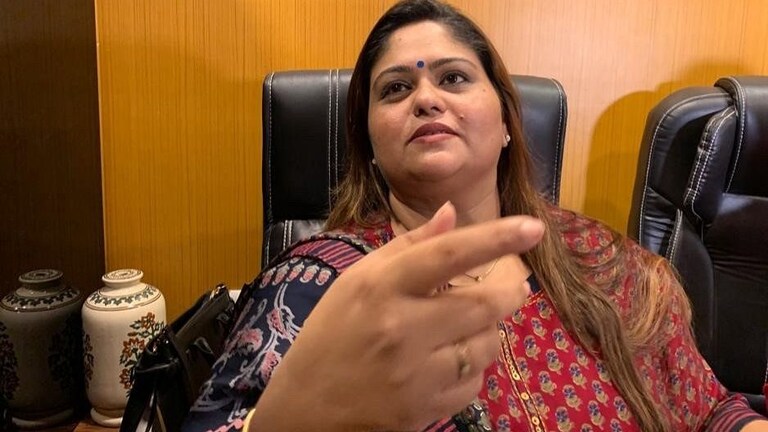 नवाब मलिक मंदबुद्धी असलेले नेते, यास्मिन वानखेडेचं जोरदार प्रत्युत्तर Mumbai Tak