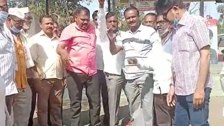 धुळे: निलंबनाची प्रत हातात पडताच एसटी कर्मचाऱ्याला हृदयविकाराचा झटका Mumbai Tak