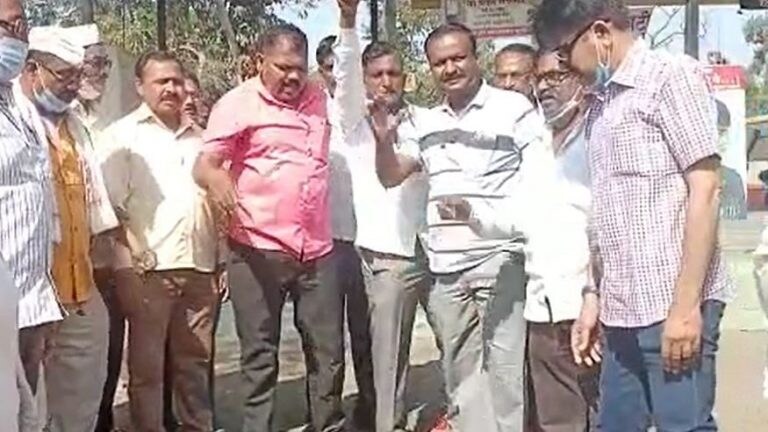 धुळे: निलंबनाची प्रत हातात पडताच एसटी कर्मचाऱ्याला हृदयविकाराचा झटका Mumbai Tak