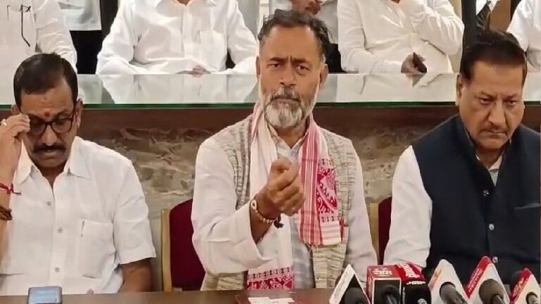 Yogendra Yadav : “महाराष्ट्रातलं सरकार पैशांचा खेळ करून बदललं” Mumbai Tak
