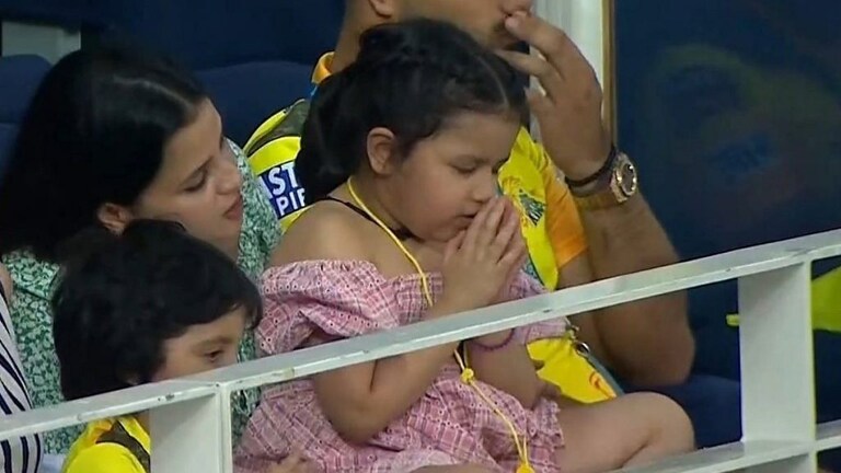 IPL 2021 : बाबांची मॅच सुरु असताना लाडकी झिवा करत होती देवाकडे प्रार्थना, क्यूट फोटो व्हायरल Mumbai Tak