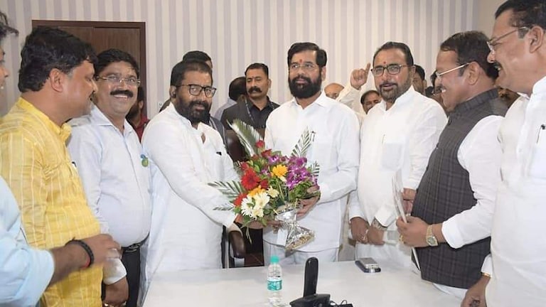 ‘उद्धव ठाकरेंची साथ सोडणार नाही,’ असं म्हणणारे माजी खासदार रवींद्र गायकवाड अखेर शिंदे गटात सामील Mumbai Tak