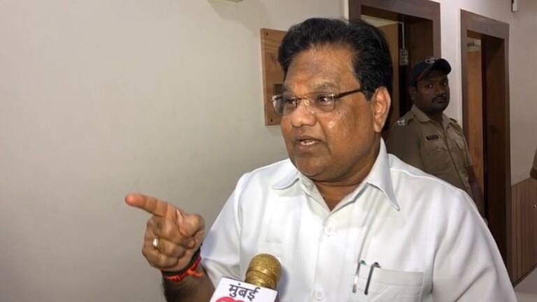 ‘ज्या दिवशी बोलेल त्यावेळेस मात्र 8 दिवस हंगामा माजलेला असेल’; तानाजी सावंतांनी कुणाला दिला इशारा ? Mumbai Tak