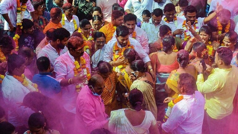 Gram panchayat election result Live : कोणत्या जिल्ह्यात कोण वरचढ? महाविकास आघाडी की युती? Mumbai Tak