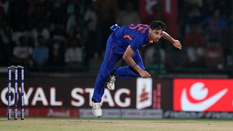 Asia cup 2022 : पाकिस्तान असो अथवा श्रीलंका दोन्ही सामन्यात भुवनेश्वरच्या त्या ओव्हरनं पारडं बदललं Mumbai Tak