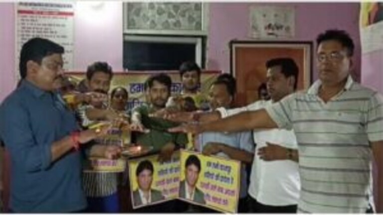 ‘देवा राजू श्रीवास्तव यांना बरं कर, आम्ही दारू सोडू,’ कानपूरच्या तरुणांनी घेतली शपथ Mumbai Tak