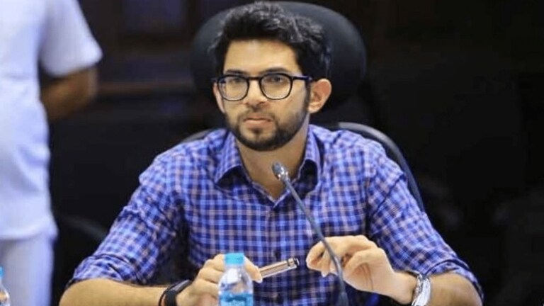 Aditya Thackeray : महाराष्ट्रात एक मुख्यमंत्री आणि एक डमी मुख्यमंत्री Mumbai Tak