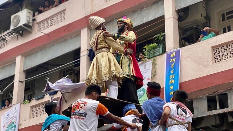 Dahi Handi 2022 : दादरमध्ये दहीहंडीत अफझल खान वधाचा देखावा, या फोटोची होतेय चर्चा Mumbai Tak