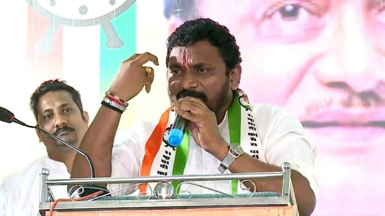 ‘सावध रहा, भाजप कोरोनापेक्षाही भयंकर’;
कौतुकानंतर अमोल मिटकरींची टीका Mumbai Tak