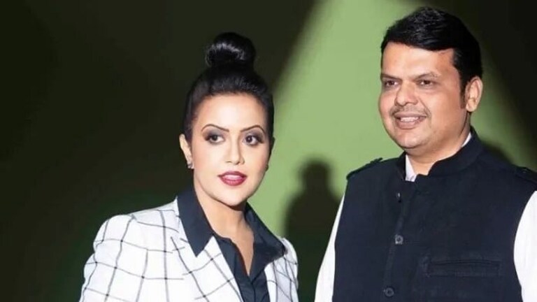 Amruta Fadnavis: “गळ्यात मंगळसूत्र घातलं की वाटतं नवऱ्याने गळा पकडलाय” Mumbai Tak