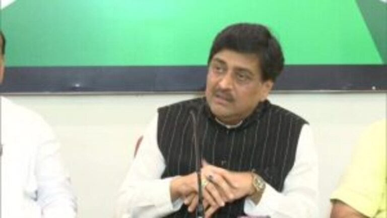 Ashok Chavan: देवेंद्र फडणवीसांचे सरकार पाडण्यासाठी शिंदेंच काँग्रेसकडे आले होते Mumbai Tak