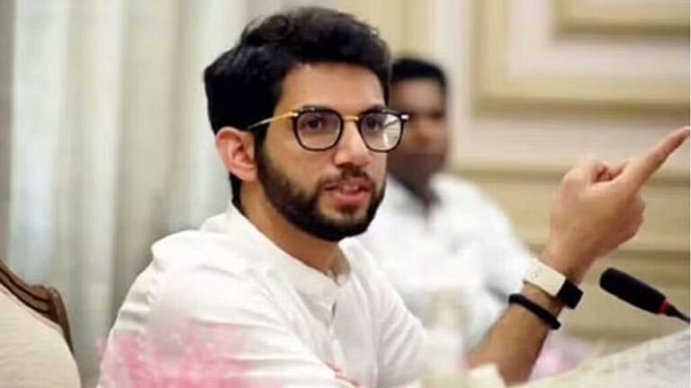“नीच आणि निर्लज्ज प्रकार!” पक्षचिन्ह आणि नाव गोठवल्यानंतर आदित्य ठाकरेंची पहिली प्रतिक्रिया Mumbai Tak