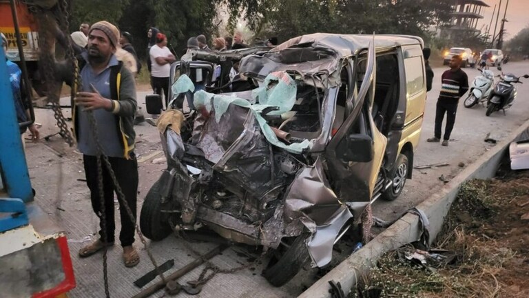 Mumbai Goa Expressway accident : 2 भयंकर अपघात, 14 प्रवासी जागीच ठार Mumbai Tak