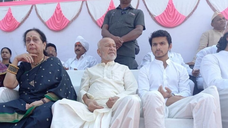 Sushilkumar Shinde यांनी राजकारणात नातवाला केलं लाँच? Mumbai Tak