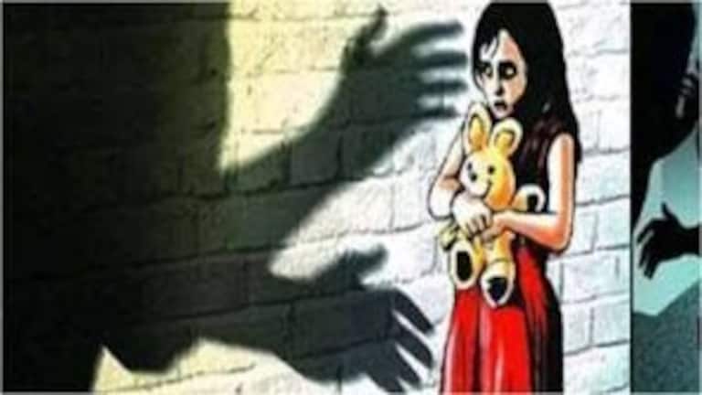 13 वर्षीय अल्पवयीन विद्यार्थिनीवर शाळेतीलच अधीक्षकाने केले दुष्कृत्य; सर्वत्र संताप Mumbai Tak