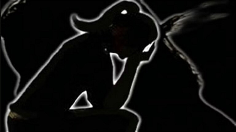 Crime : मुलीच्या तोंडात कापड टाकून टॉयलेट क्लिनरने जाळलं… : अंगावर शहारे आणणारं वडिलांचं कृत्य father tried to kill the girl by burning her with toilet cleaner