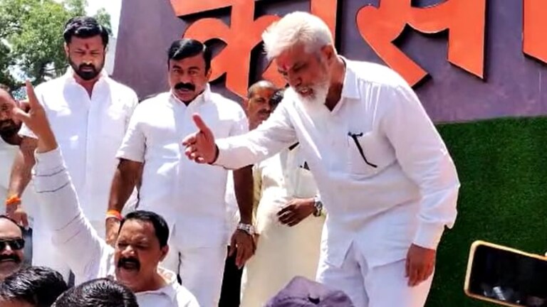 ’50 खोके एकदम ओके’च्या घोषणा अन् काळे रुमाल; मंत्री दादा भुसेंच्या कार्यक्रमात शेतकरी का भडकले? Mumbai Tak
