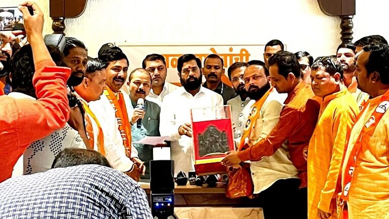 Nashik : ठाकरेंच्या सभेआधीच शिंदेंनी दिला झटका! शिवसेनेला मोठं खिंडार Mumbai Tak