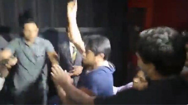 ‘हर हर महादेव’वरून ठाण्यात राडा! प्रेक्षकाला मारहाण, जितेंद्र आव्हाडांसह 100 जणांविरुद्ध गुन्हा Mumbai Tak