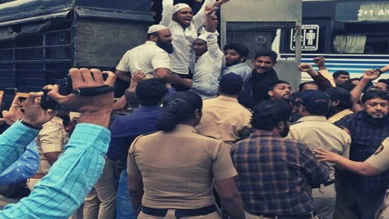 ‘पाकिस्तान झिंदाबाद’ घोषणा देणारे 24 तासांत तुरुंगातून बाहेर? किरकोळ कलम लावल्याचा आरोप Mumbai Tak
