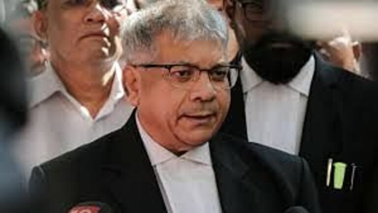 ‘शिंदे आणि फडणवीस सरकारने घेतलेले निर्णय वादग्रस्त’, प्रकाश आंबेडकरांनी सांगितला कायदा Mumbai Tak