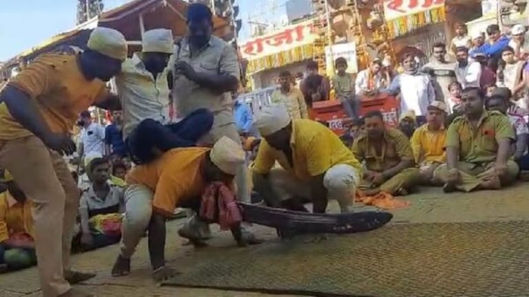 42 किलोचा खंडा दाताने उचलला; खंडेरायाच्या जेजुरीतील असा रंगला ‘तलवारबाजी’ सोहळा Mumbai Tak