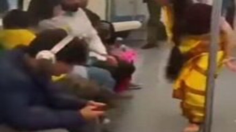 Metro मध्ये तरुणीचं ‘ते’ रूप पाहून प्रवाशांचा जीव टांगणीला… Mumbai Tak