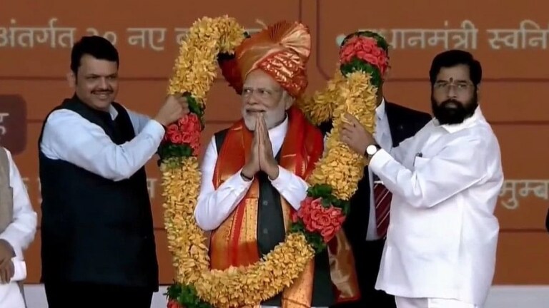 PM Modi: बाळासाहेबांच्या आवडीचा चाफा हार CM शिंदेंनी घातला PM मोदींना! Mumbai Tak