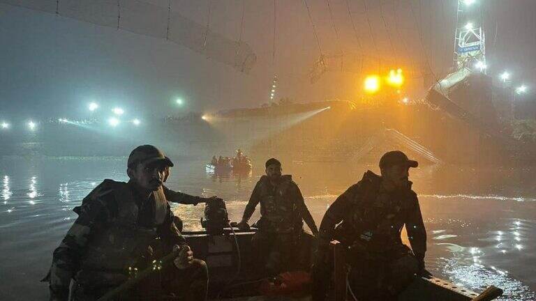 bridge collapse in morbi : भाजप खासदाराच्या १२ नातेवाईकांचा मृत्यू, मृतांचा आकडा १४१ वर Mumbai Tak