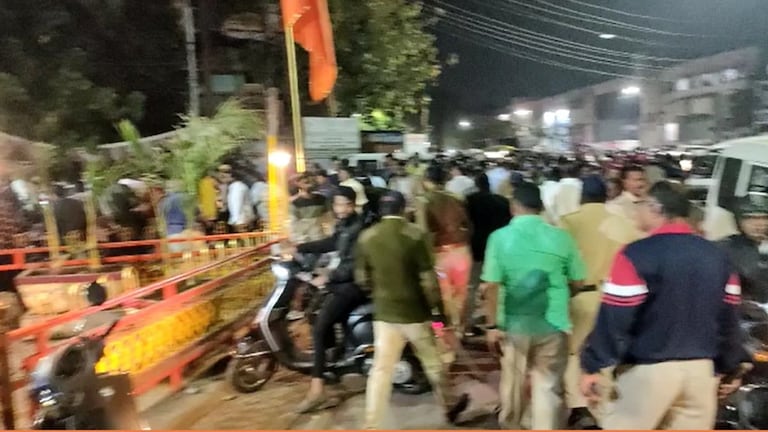 शिंदे-ठाकरेंचे शिवसैनिक भिडले! शिंदे गटातील नेत्याच्या मुलाकडून गोळीबार Mumbai Tak