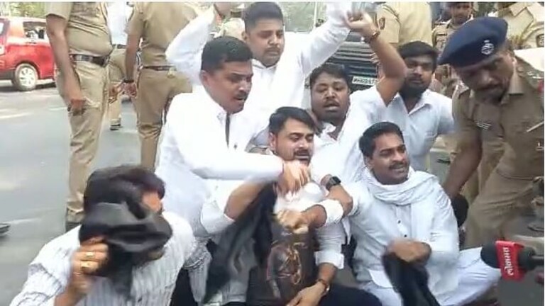 “राज्यपाल हटवा, अस्मिता वाचवा!” घोषणा देत काळे झेंडे दाखवून पुण्यात निषेध Mumbai Tak