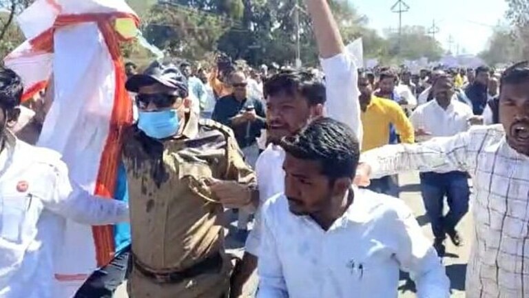 Ravikant tupkar : पोलिसाच्या वेशात आले अन् तुपकरांनी अंगावर ओतलं पेट्रोल Mumbai Tak