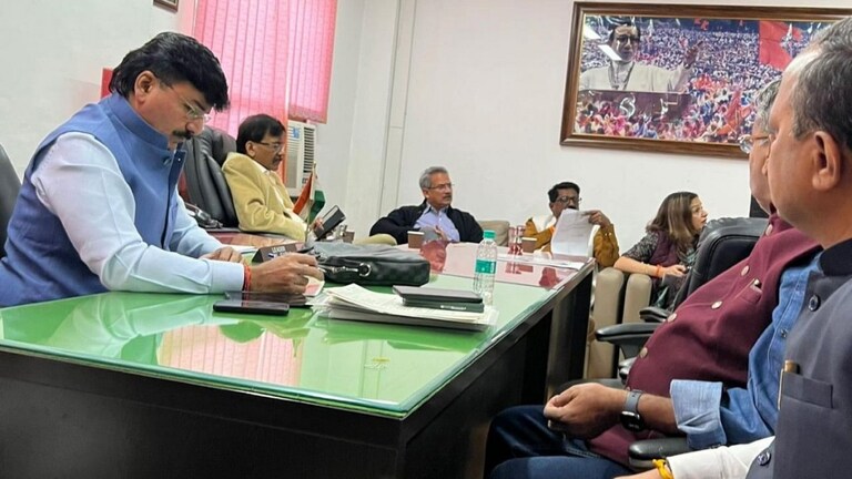 … यासाठी भेटले ठाकरे-शिंदे गटाचे खासदार, बैठकीत काय घडलं? Mumbai Tak
