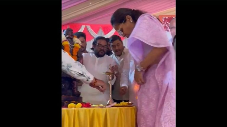 Supriya Sule: पुण्यातील कार्यक्रमात सुप्रिया सुळेंच्या साडीने घेतला पेट Mumbai Tak