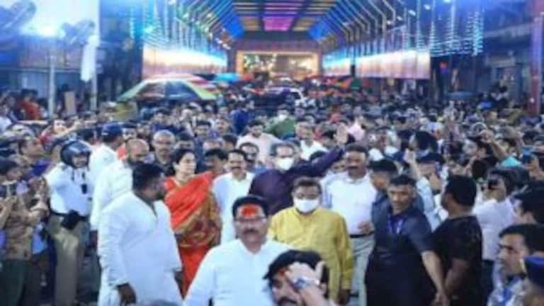 Ganesh Utsav : शिवसेना पक्षप्रमुख उद्धव ठाकरे सहकुटुंब लालबागच्या राजाच्या चरणी लीन Mumbai Tak