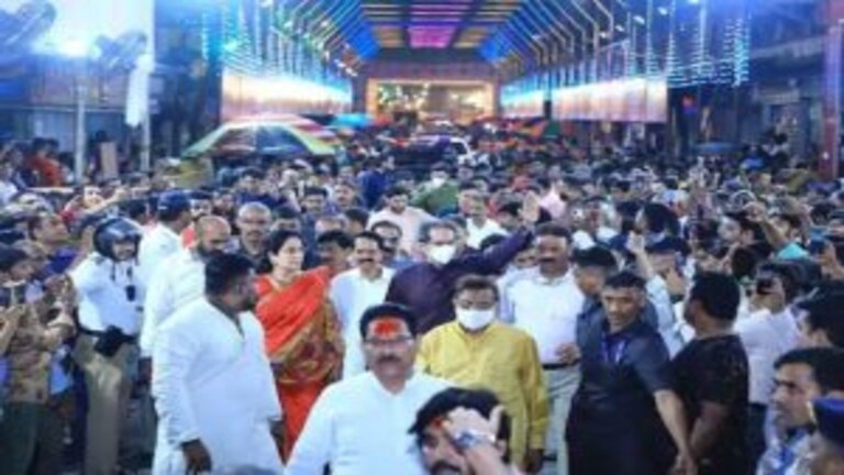 Ganesh Utsav : शिवसेना पक्षप्रमुख उद्धव ठाकरे सहकुटुंब लालबागच्या राजाच्या चरणी लीन Mumbai Tak