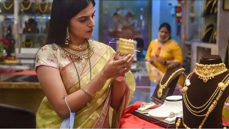 Gold Price: सोन्याच्या दराने 28 महिन्याचा रेकॉर्ड मोडला; आजचा दर काय? mumbaitak