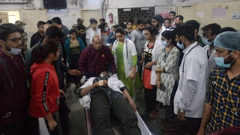 Yavatmal Doctor Attack : रुग्णाकडूनच प्राणघातक हल्ला, 2 डॉक्टर घायाळ Mumbai Tak