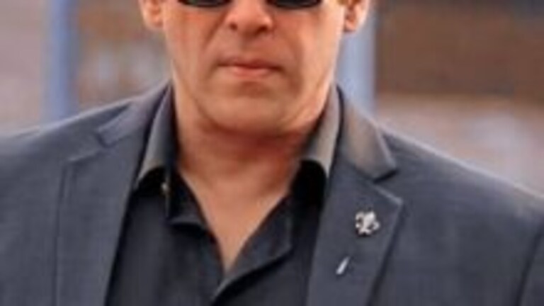 Salman Khan: कोट्यवधींमध्ये फीस घेतो, तरीही राहतो 1BHK फ्लॅटमध्ये, घरात काय काय? Mumbai Tak